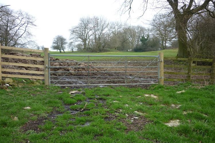 Photograph: 2011: Gate repaired, now free to use